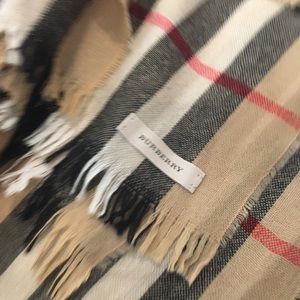 Burberry classic light wool scarf